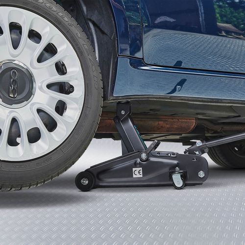 Krik met een vermogen van 2 ton onder de auto