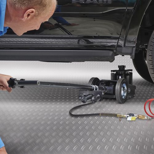 Zwarte krik voor vrachtwagens onder auto