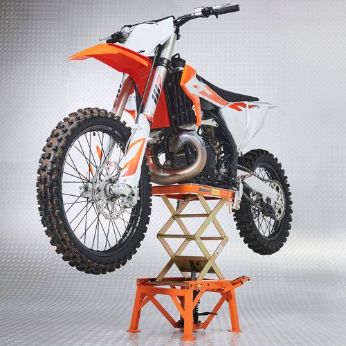 KTM oranje crossmotor op de crosslift van Datona