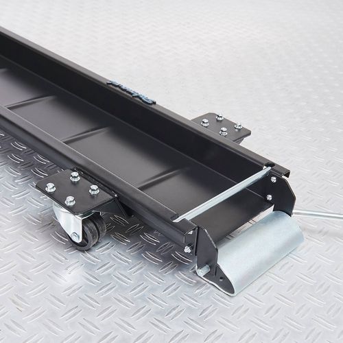 wielen en vergrendeling op de zwarte motormover 240 cm