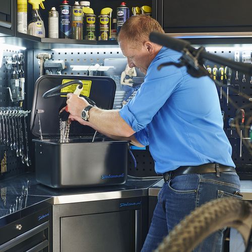 Schoonmaken in de ontvetterbak