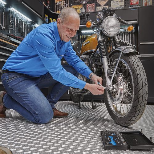 sleutelen aan motor met gereedschap
