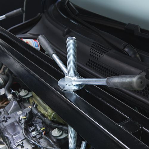 motor uit auto tillen 53120