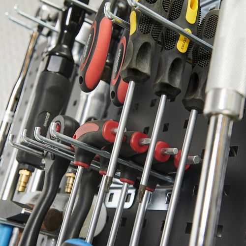 Schroevendraaiers en inbussleutels ophangen