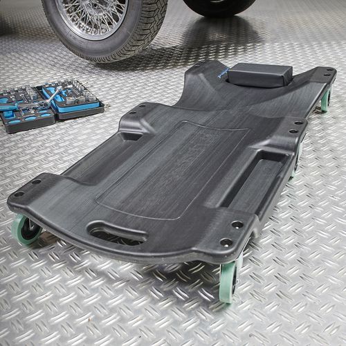 sleutelen-onder-auto-met-ligkar.jpg