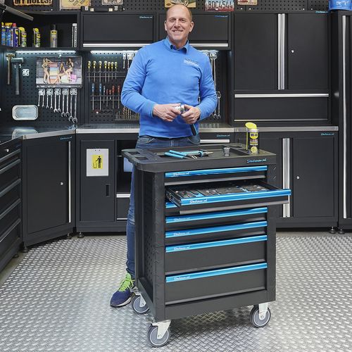 wagen met 7 lades waarvan 3 gevuld