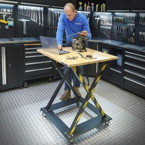 werkbank in werkplaats met vier wielen