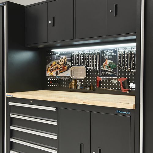 werkbank met kasten en gatenbord