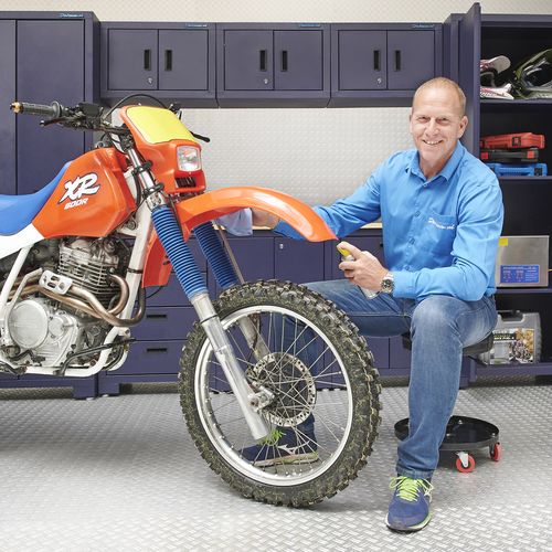 werkbank met werplaatskasten en lades