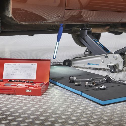 Werken onder auto 