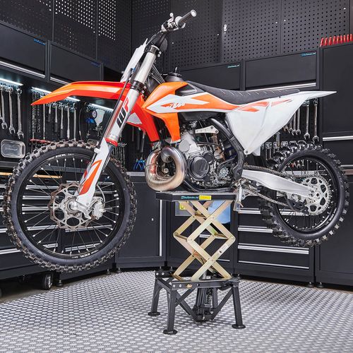 Zwarte crosslift met KTM crossmotor