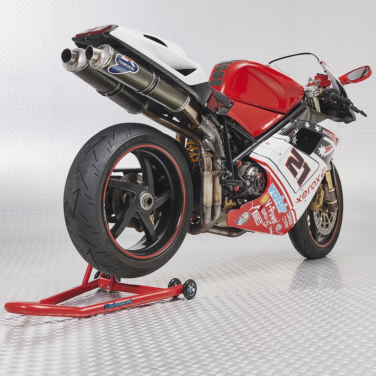 Achterwiel van motor op rode paddockstand Ducati