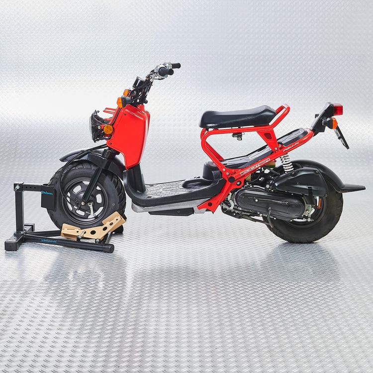 Rode scooter in de rijklem met spanbanden