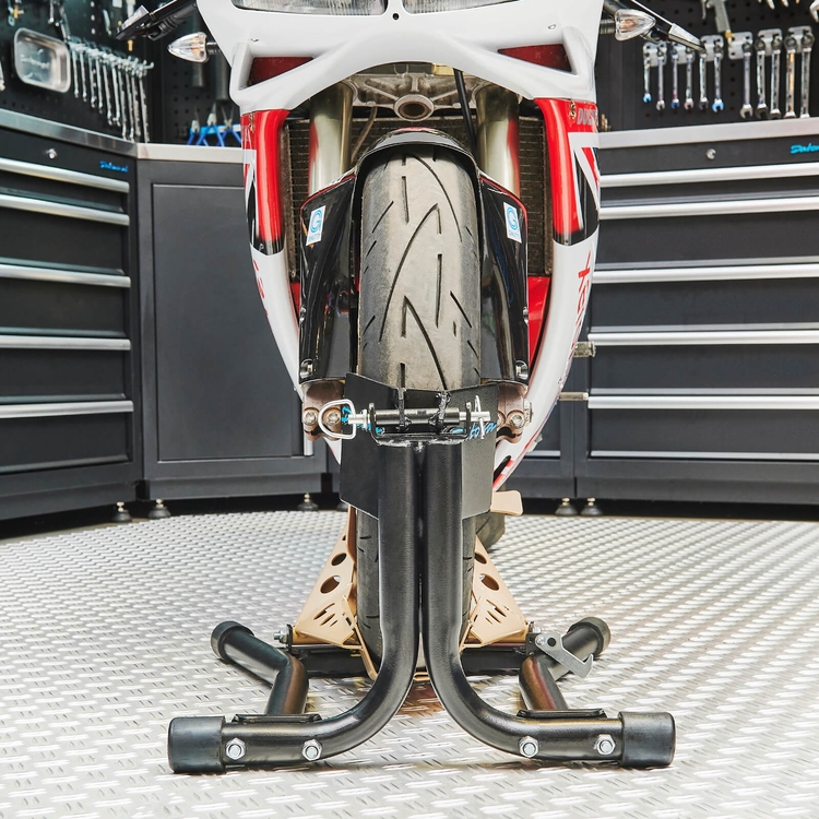 Voorwiel Ducati in sterke inrijklem met spanband